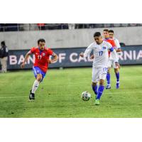 El Salvador Captain Jairo Henriquez (right)