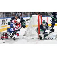 Seattle Thunderbirds defend against the Edmonton Oil Kings